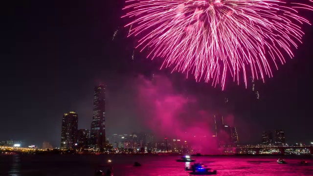 汉江上汉城国际烟花节的烟花表演视频素材