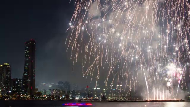 汉江上汉城国际烟花节的烟花表演视频素材