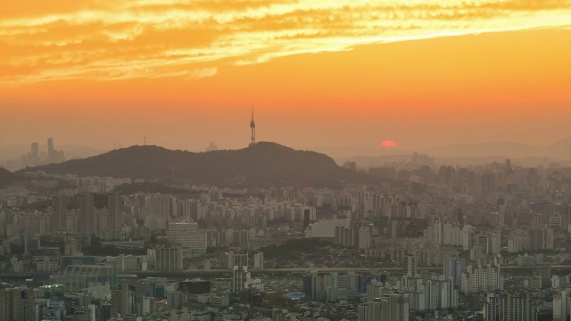 从永马山可以看到南山塔和市中心的日落景观视频素材