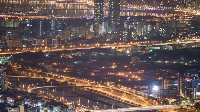 从永马山出发的东埠高速公路和城东谷住宅区的夜景视频素材