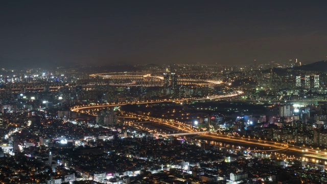 从永马山出发的东埠高速公路和城东谷住宅区的夜景视频素材