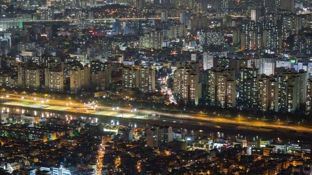 从永马山出发的东埠高速公路和城东谷住宅区的夜景视频素材