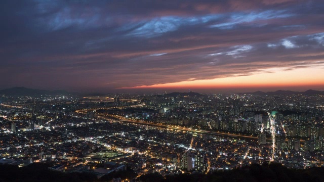 日落至夜景东埠高速公路和住宅区从永马山视频素材