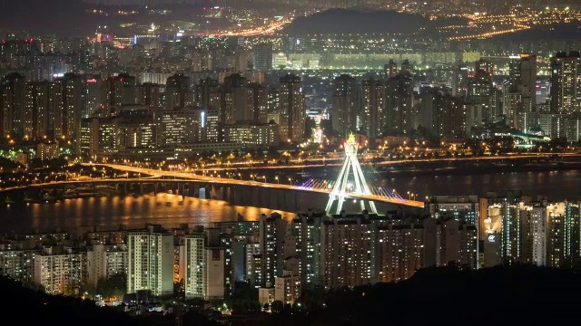 永马山上的奥林匹克大桥和乐天世界大厦的夜景视频素材