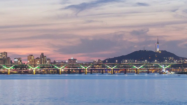 日落至夜景清damdaegyo桥和北汉城塔和建筑物视频素材