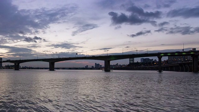 日落至夜景的元孝大学桥和友道商业区视频素材