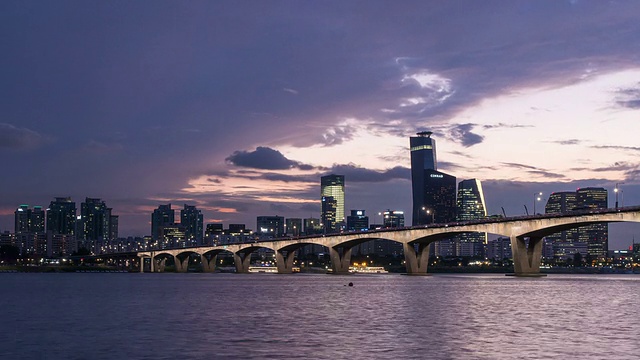 日落至夜景的元孝大学桥和友道商业区视频素材