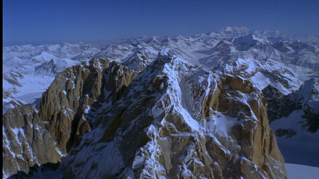 空中俯瞰覆盖着白雪的陡峭山峰/麦金利山/阿拉斯加视频素材