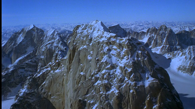 空中俯瞰覆盖着白雪的陡峭山峰/麦金利山/阿拉斯加视频素材