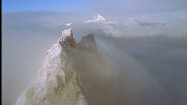 空中飞机的观点在云+山峰的崎岖白雪覆盖/巴塔哥尼亚视频素材