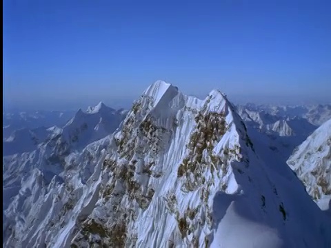 空中俯瞰覆盖着白雪的陡峭山峰/麦金利山/阿拉斯加视频素材