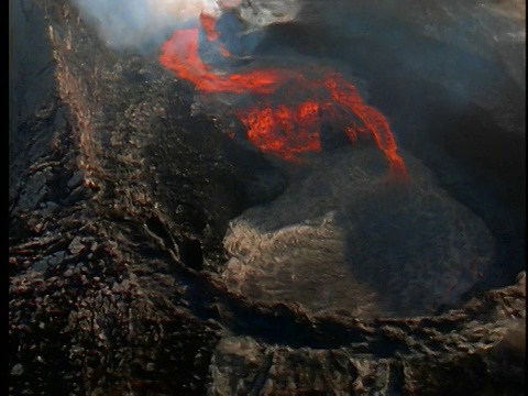 从夏威夷火山喷发而来的熔岩流视频素材