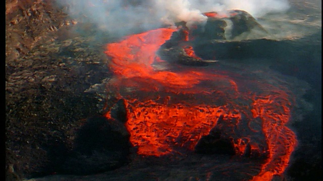 从夏威夷火山喷发而来的熔岩流视频素材