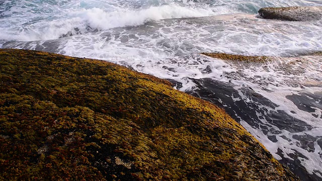 环绕海岸线的波浪视频素材