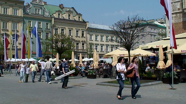 波兰克拉科夫，人们走在Rynek Glowny(主要广场)上视频素材