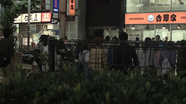 行人在日本东京新宿的人行横道上过马路。视频素材