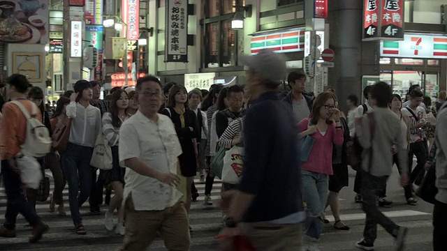 行人在日本东京新宿的人行横道上过马路。视频素材