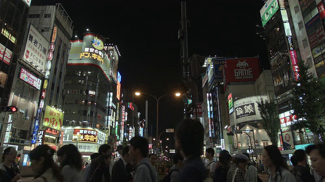 行人在日本东京新宿的人行横道上过马路。视频素材