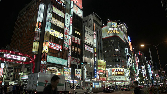 日本东京新宿的建筑和居民。视频素材