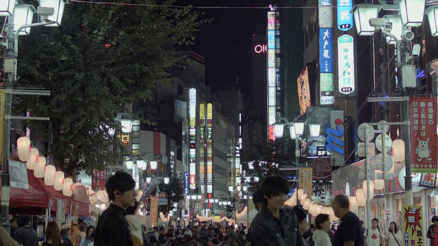 日本东京新宿的TU建筑和人民。视频素材