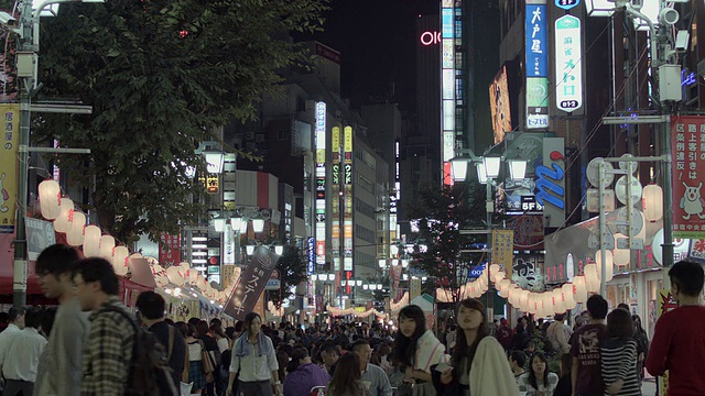 日本东京新宿的建筑和居民。视频素材