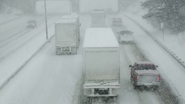 冬季在暴风雪中驾驶视频素材