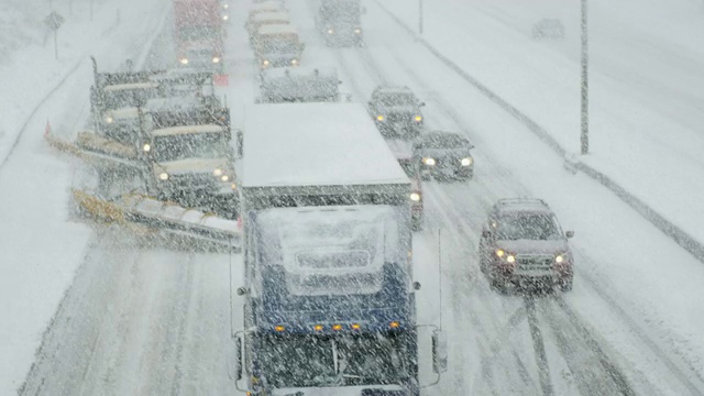 冬季在暴风雪中驾驶视频素材