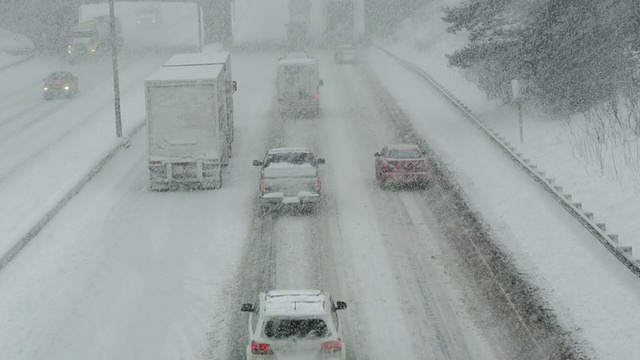 冬季在暴风雪中驾驶视频素材