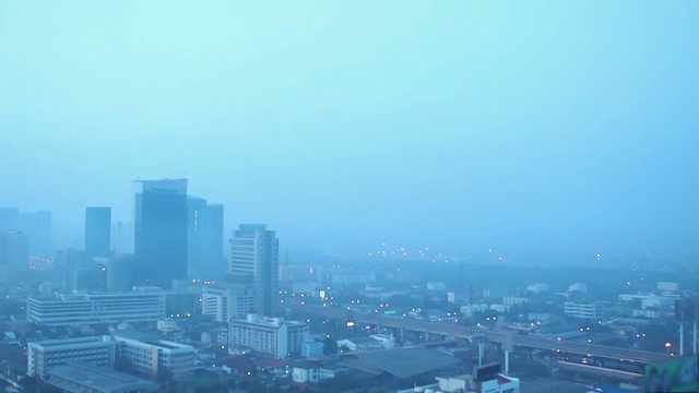 从夜晚到白天:交通鸟瞰图视频素材