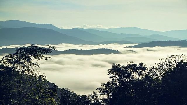 迷雾山的日出视频素材