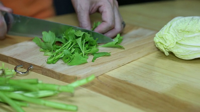 在切菜板上切菜或切片视频素材