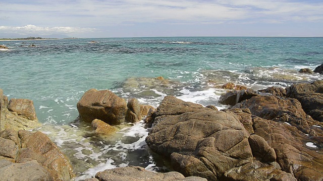 在岩石海滩冲浪视频素材