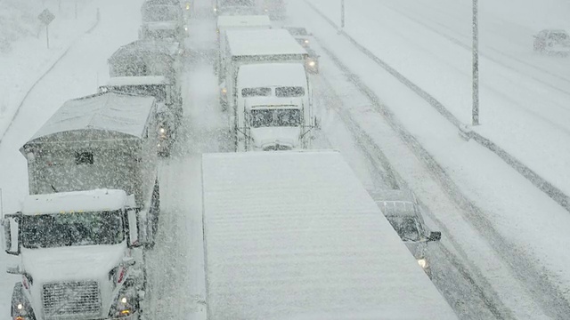 冬季在暴风雪中驾驶视频素材