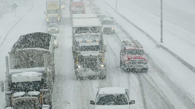 冬季在暴风雪中驾驶视频素材