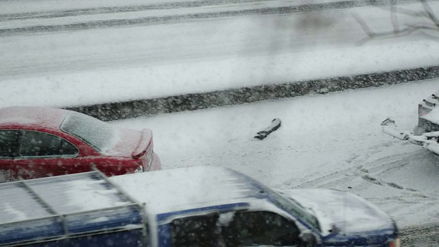 冬季在暴风雪中驾驶视频素材