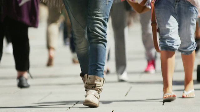 SLO MO People Walking In Shopping Street (4K/超高清至高清)。视频素材