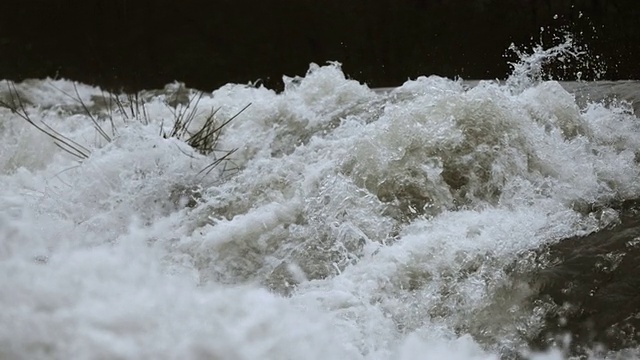 汹涌的河流视频素材