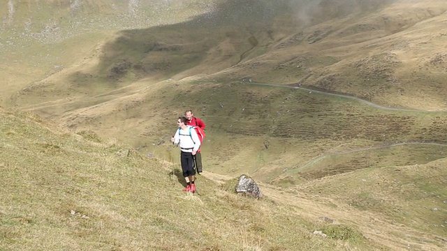 翼装飞行员/徒步旅行者攀登山地草地视频素材