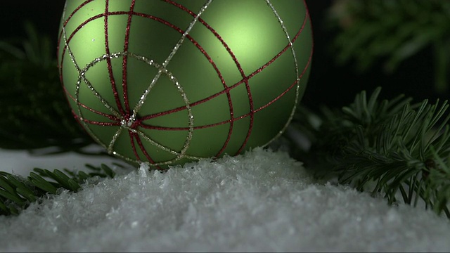 圣诞球正在飘落到雪花里视频素材