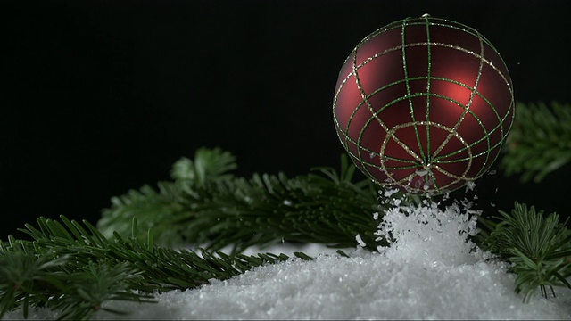 圣诞球正在飘落到雪花里视频素材