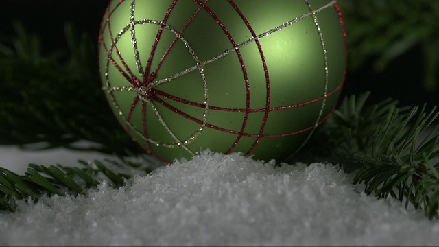 圣诞球正在飘落到雪花里视频素材