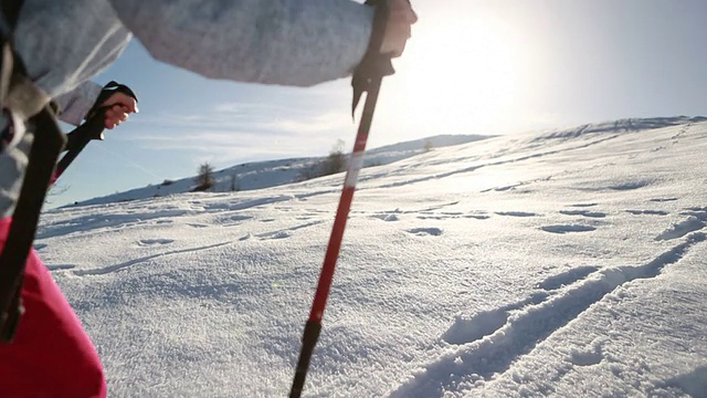 穿雪鞋上山的女人视频素材