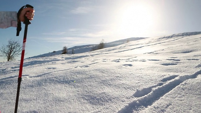 穿雪鞋上山的女人视频素材