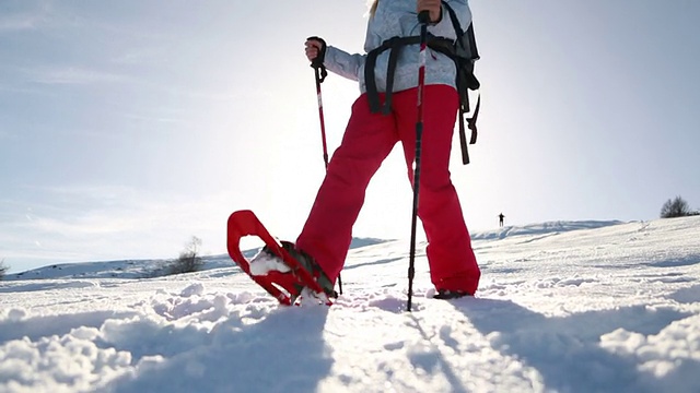 穿雪鞋下山的女人视频素材