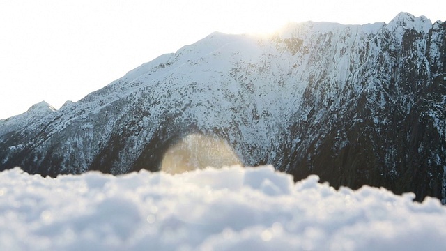 穿雪鞋上山的女人视频素材