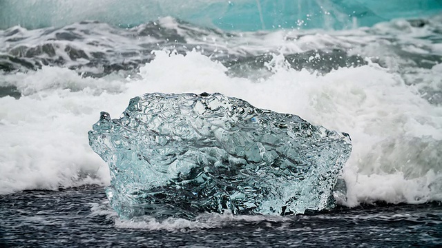 慢镜头:冰岛Jokulsarlon海滩上的冰视频素材