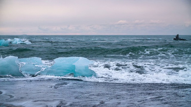 慢镜头:冰岛Jokulsarlon海滩视频素材