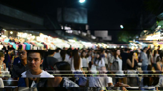 人们走在夜市上视频素材