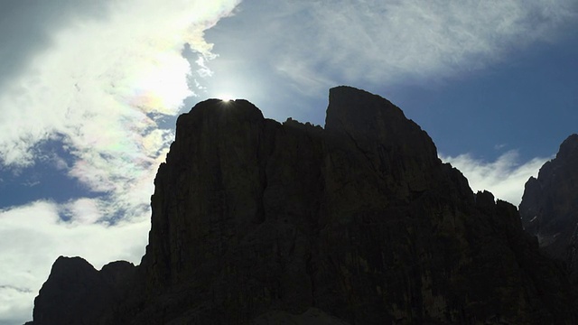 高山背后的太阳升起时光流逝视频素材