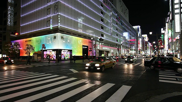 日本东京银座晚上交通繁忙的购物街视频素材